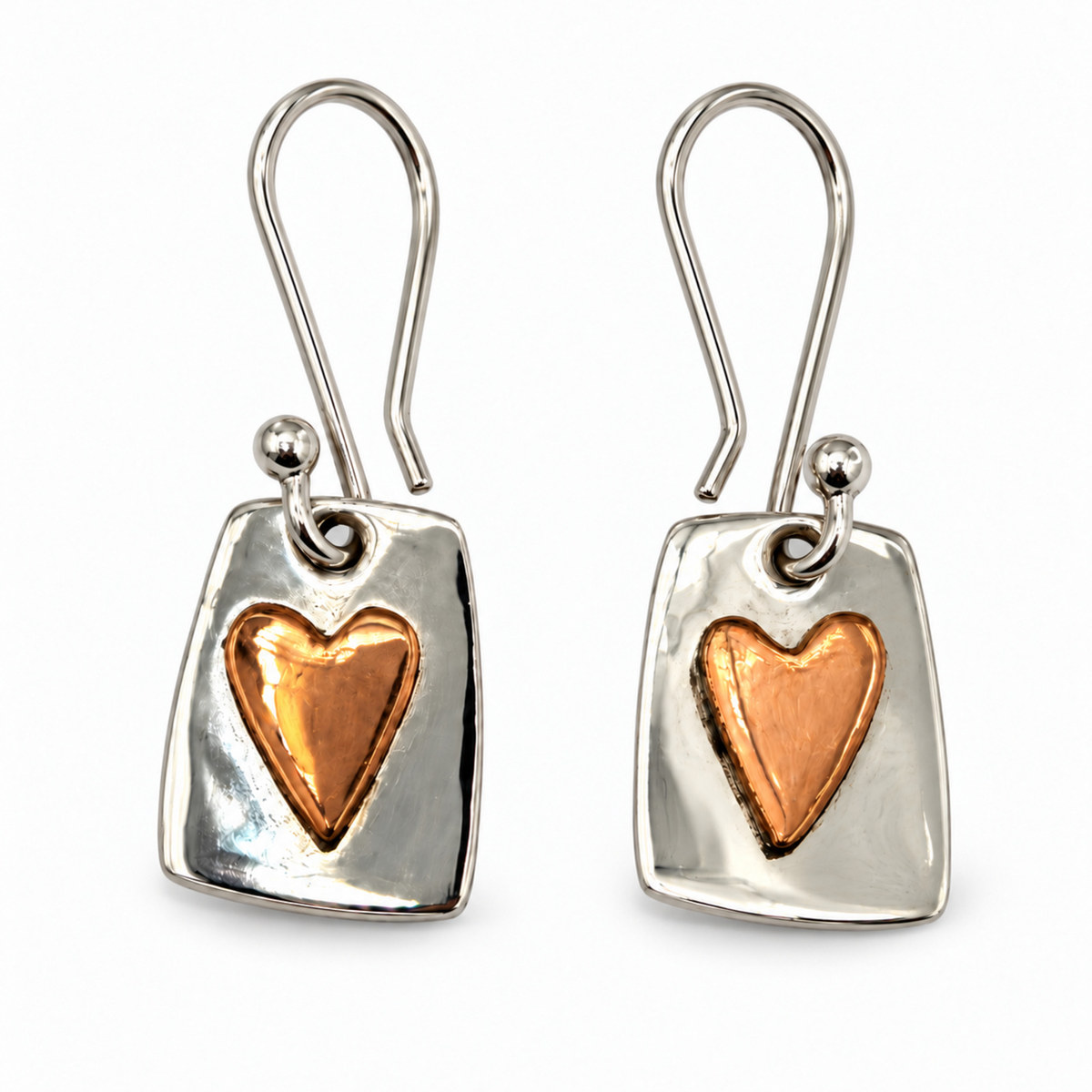 Vista principal de aretes de trapecio con corazón